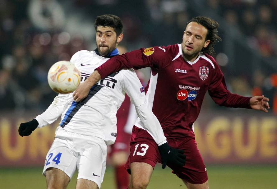 Felice Piccolo contro l&#39;Inter vestendo la maglia dei romeni del Cluj. Reuters